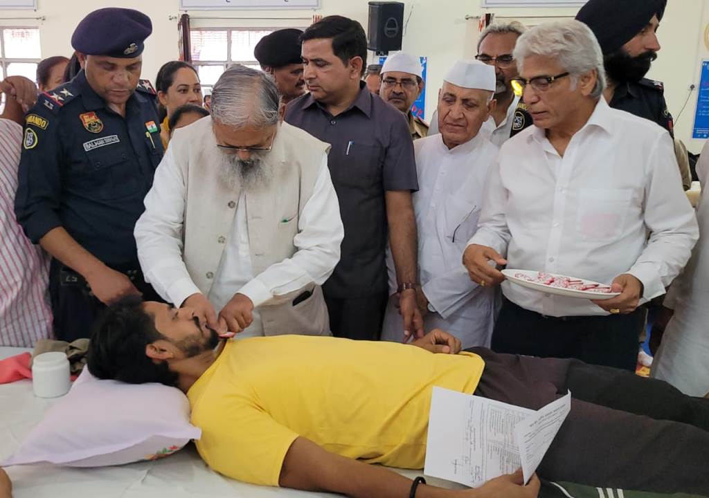 Minister Vij inaugurates Nirankari Mission blood donation camp Encourages every blood donor by giving Rs 11000 each from his voluntary fund